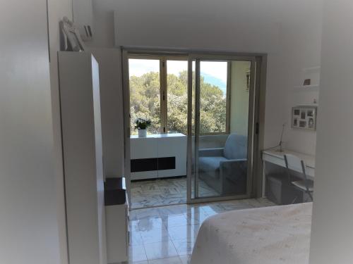 - une chambre avec vue sur le salon dans l'établissement Résidence climatisée, belle vue, 5min de la plage., à Roquebrune-Cap-Martin