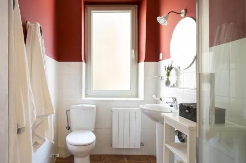 a bathroom with a toilet and a sink and a window at Apartamento KUIA en Gran Bilbao con vistas a un parque in Basauri
