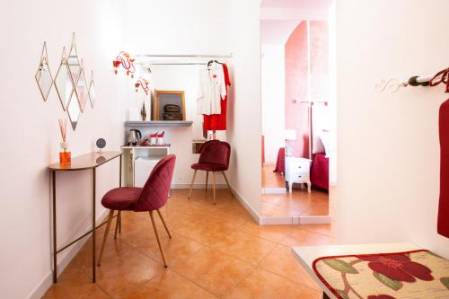 ein Wohnzimmer mit roten Stühlen und einem Tisch in der Unterkunft B&B Al Mare Sorrento in Sorrent