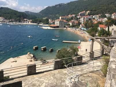 een uitzicht op een strand met boten in het water bij Pansion Mimoza in Herceg-Novi