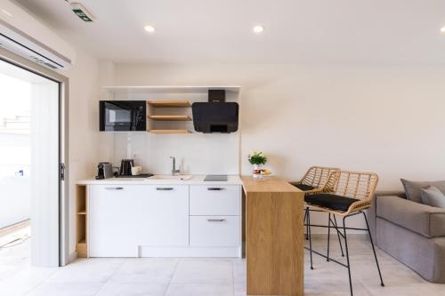 Kuchyň nebo kuchyňský kout v ubytování V Luxury Suites
