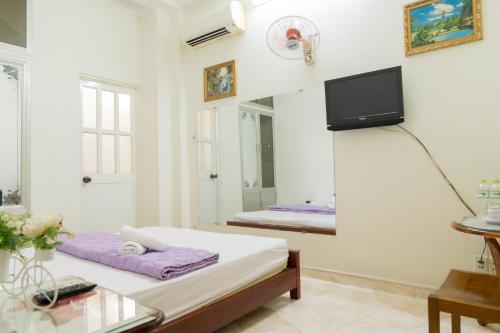 Giường trong phòng chung tại Aqua Nhu Huynh Hotel