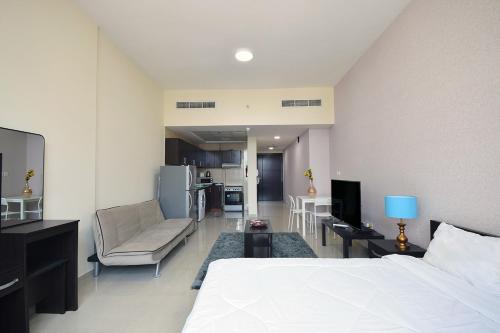 a bedroom with a bed and a living room at KeyHost - Frankfurt 1307 in Dubai