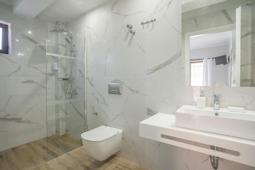 Ванна кімната в Aggelos Apartments & Deluxe Studios
