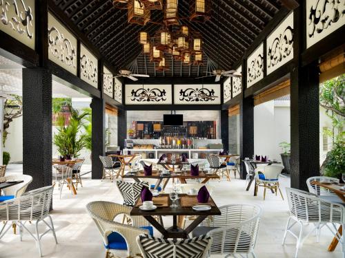 En restaurant eller et andet spisested på Avani Seminyak Bali Resort