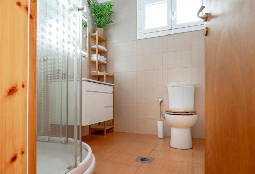 un bagno con wc e doccia in vetro di Siora Agiolina Two-Bedroom Private Pool Villa ad Argostoli