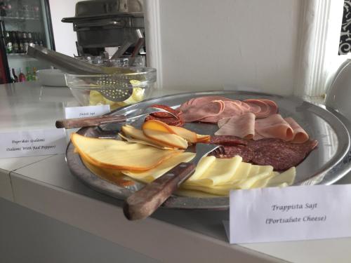 einen Teller mit Fleisch und Gemüse auf der Theke in der Unterkunft Vulkán Wellness Panzió in Pécs