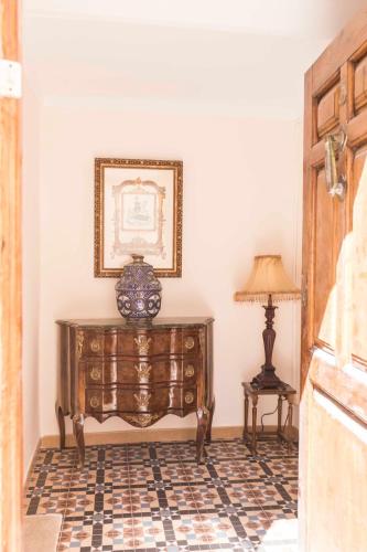 a room with a dresser and a picture on the wall at EL TEULAR DE CARMEN in Banyeres de Mariola