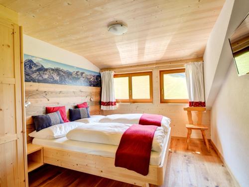 1 dormitorio con 1 cama en una cabaña de madera en Tötscherhof, en Terento