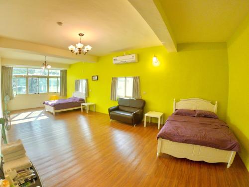 Hsia-hsi-chou的住宿－碧山左岸民宿，卧室拥有黄色的墙壁,配有一张床和椅子