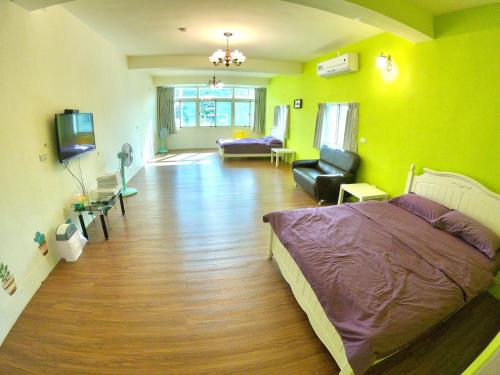 Hsia-hsi-chou的住宿－碧山左岸民宿，一间卧室设有一张床,客厅设有黄色的墙壁