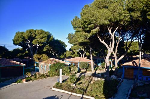 una casa con un árbol en medio de una calle en Martigues, les Chalets de la Mer **** en Martigues