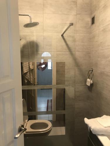 a bathroom with a toilet and a glass shower at Casa Linda in Rojales