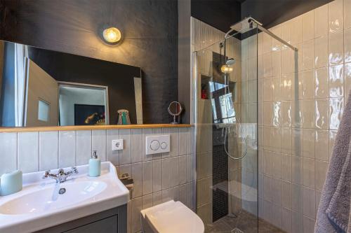 une salle de bain avec un lavabo et une douche dans l'établissement Loft Apartments Leipzig Loft Aqua, à Leipzig