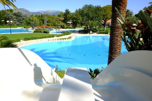 vista sulla piscina di un resort di Playa Montroig Camping Resort a Montroig