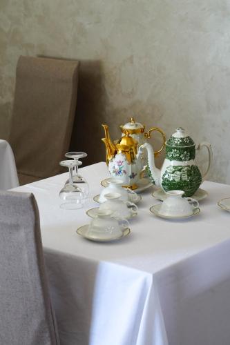 een tafel met een theeservies erop bij Rooms Stancija Ruseti in Oprtalj