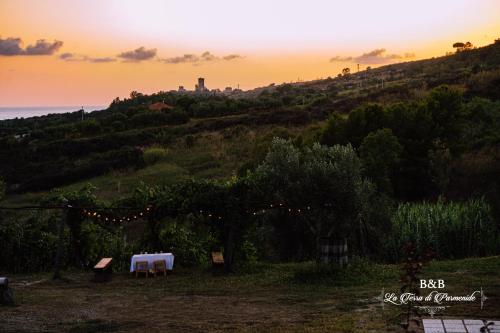 アシェーアにあるB&B La Terra di Parmenideの夕日を眺めながらの丘の上のテーブルと椅子