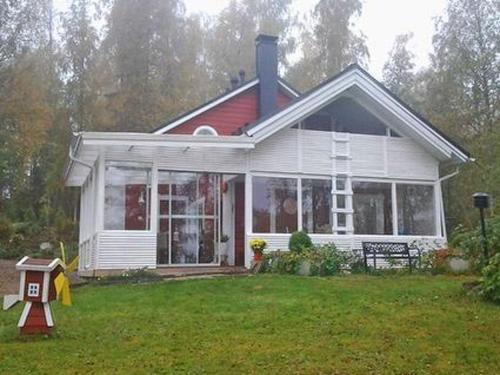 ein kleines weißes Haus mit rotem Dach in der Unterkunft Holiday Home Siimaranta by Interhome in Vehmersalmi