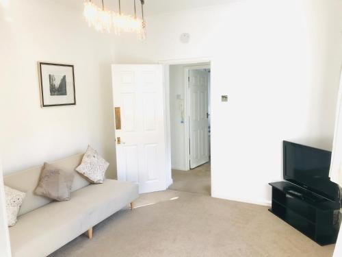 Aston Henry James Cookham Road Cosy flat close to town centre