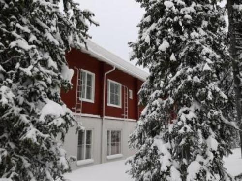 アカスロンポロにあるHoliday Home Yllästar 3 as 601 by Interhomeの雪中の赤白家屋
