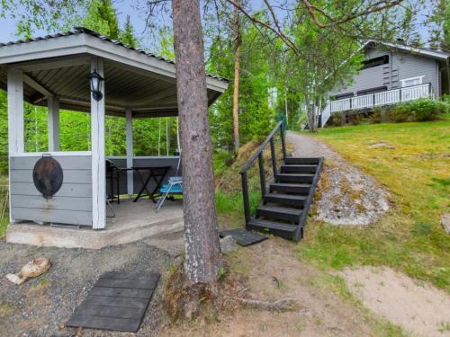 HankamäkiにあるHoliday Home Kiikkukallio by Interhomeのピクニックテーブルと木の見晴台