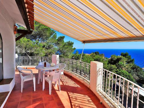 Balcon del MarにあるHoliday Home Flova by Interhomeの海を望むバルコニー(テーブル、椅子付)