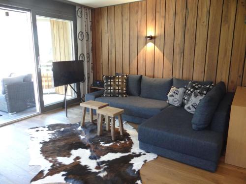 エンゲルベルクにあるApartment Appartment 8 by Interhomeのリビングルーム(青いソファ、テーブル付)