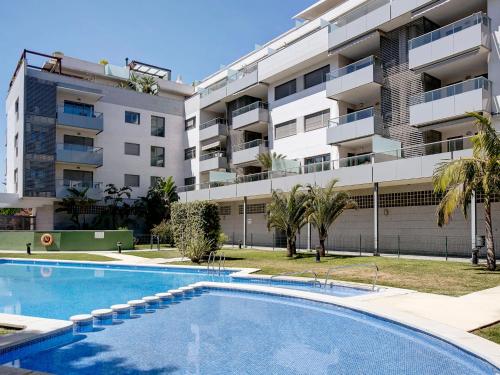 - une piscine en face d'un immeuble dans l'établissement Apartment Marina Raset by Interhome, à Dénia