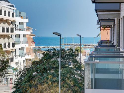 - une vue sur la plage depuis un bâtiment avec des lumières de rue dans l'établissement Apartment Marina Raset by Interhome, à Dénia