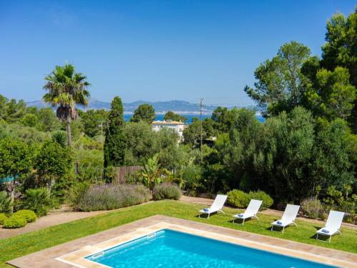 una piscina en un jardín con tumbonas junto a ella en Villa Son Granada by Interhome en Cala Blava