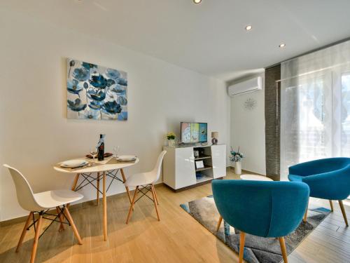 ein Wohnzimmer mit einem Tisch und Stühlen in der Unterkunft Holiday Home Matea by Interhome in Rijeka
