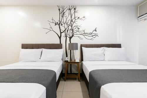 Postel nebo postele na pokoji v ubytování Artemis Place Makati Hotel