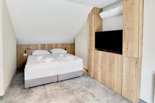 Un pat sau paturi într-o cameră la OKRA RESORT & SPA