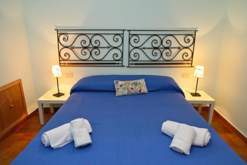 Posteľ alebo postele v izbe v ubytovaní Porto Salvo Apartments - by Vacation Service