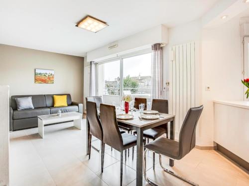 une salle à manger et un salon avec une table et des chaises dans l'établissement Apartment La Closerie des Tremieres by Interhome, à Saint-Georges-de-Didonne