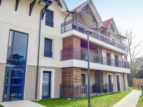- un bâtiment avec un balcon et un éclairage de rue dans l'établissement Apartment Couleurs Tchanquées-2 by Interhome, à Arcachon