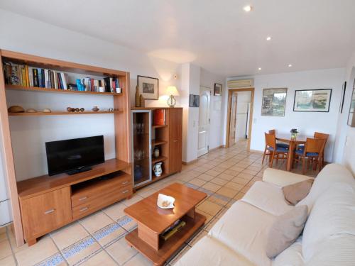 sala de estar con sofá blanco y TV en Apartment Panoramica by Interhome en Sant Jordi