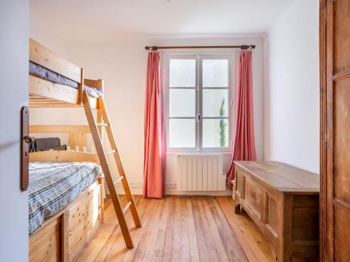 une chambre avec un lit superposé et une fenêtre dans l'établissement Holiday Home Sunny Lodge by Interhome, à Cabourg