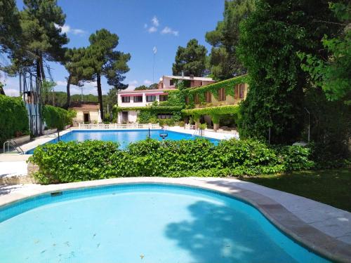 una grande piscina di fronte a una casa di Rural Arco Iris a Cuenca