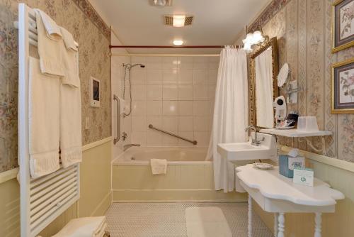 Ένα μπάνιο στο Mira Monte Inn & Suites