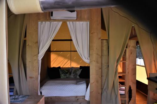 een slaapkamer met een bed in een tent bij Analaya in Vias