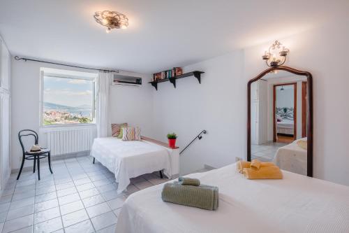 Säng eller sängar i ett rum på Casa Rosa - Sea View & Terrace Apartment
