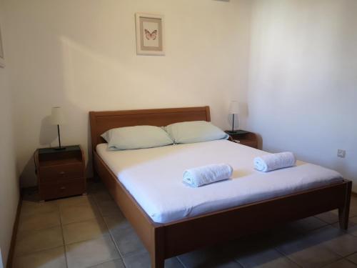 A bed or beds in a room at Apartments Tri Palme