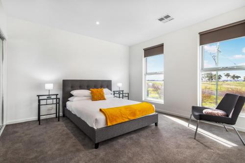 
A bed or beds in a room at Modern Unit With Balconies Near Melbourne Airport
