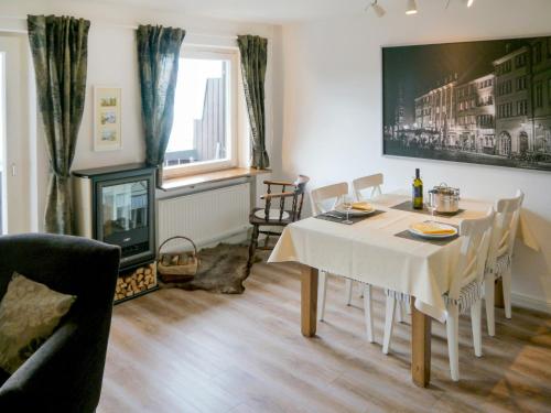 聖吉爾根的住宿－Apartment Wolfgangsee Blick - SGW100 by Interhome，一间带桌椅和壁炉的用餐室