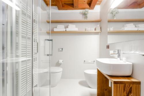 y baño con lavabo y ducha. en Venissa Wine Resort, en Burano