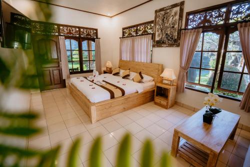 an aerial view of a bedroom with a bed and windows at Rahayu Guest House Ubud in Ubud