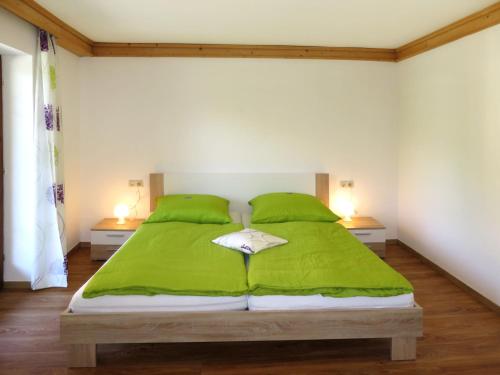ピーゼンドルフにあるApartment Haslinghof - PID235 by Interhomeのベッド(緑のシーツ、枕付)