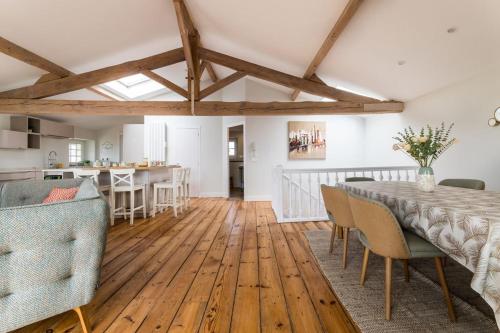 une cuisine et une salle à manger avec une table et des chaises dans l'établissement GREEN VIEWS KEYWEEK Duplex and terrace right above the Biarritz Golf, à Biarritz