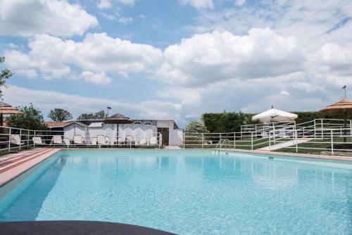 a large swimming pool with at Appartamento Nonno Trulli in Stabbia